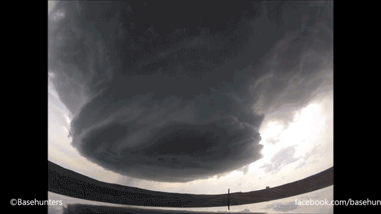 地球すげえ!!撮った人もすげえ!!ワイオミング州で発生した巨大竜巻の動画